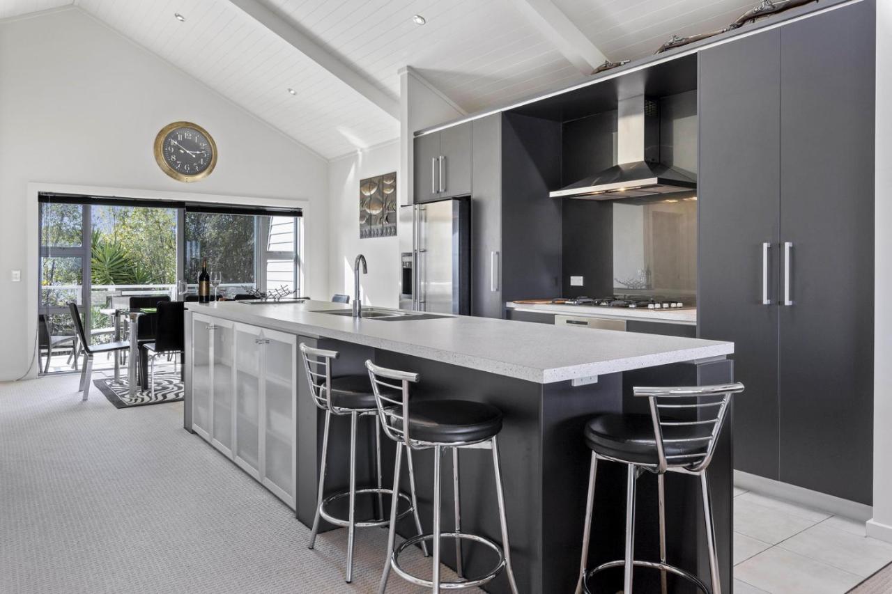 Bay Bliss - Lake Taupo Holiday Home Exterior photo